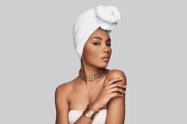 Afrikanischer Stil Attraktive Junge Afrikanerin Turban Blickt Vor Grauem Hintergrund — Stockfoto