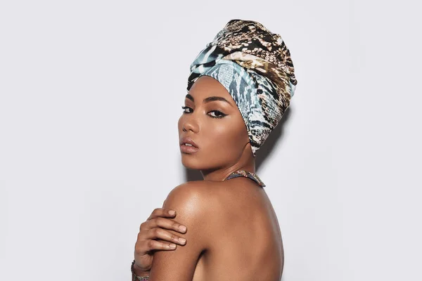 Calmo Bonito Jovem Mulher Africana Atraente Turbante Olhando Para Câmera — Fotografia de Stock