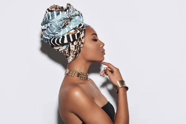 Mulher Orgulhosa Vista Lateral Jovem Mulher Africana Atraente Turbante Mantendo — Fotografia de Stock