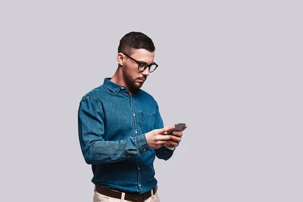Occupato Giovane Uomo Abbigliamento Casual Intelligente Utilizzando Telefono Cellulare Mentre — Foto Stock