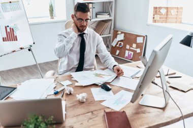 belgeleri okuma ve Office masada otururken boyun dokunmadan yorgun genç işadamı