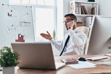 işadamı cep telefonunda ise office sandalyede oturan ve el ile eller konuşuyor  