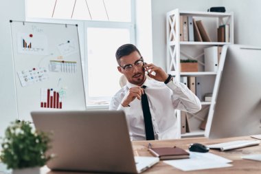 Evet ve office masada oturan gözlüklü beyaz iş adamı