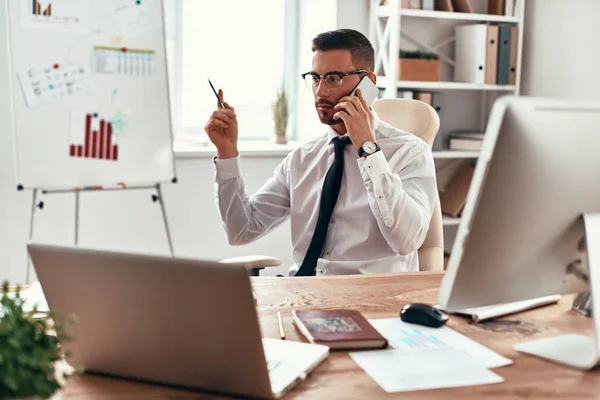 Kaukasiska Affärsman Glasögon Telefon Sitter Vid Office Bord — Stockfoto