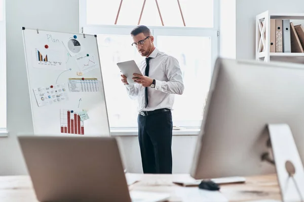 新しいビジネス戦略 忙しいビジネスマンがオフィスで立っている間デジタル タブレットを使用しての計画 — ストック写真