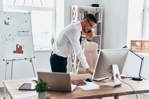 Allvarlig Ung Man Affärsman Telefon Prata Och Använda Dator — Stockfoto