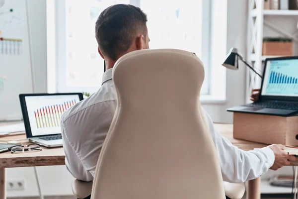 Rückansicht Eines Geschäftsmannes Der Daten Analysiert Und Laptops Nutzt — Stockfoto