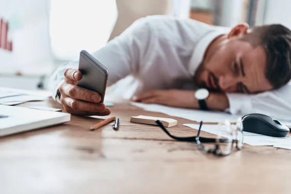 Homem Negócios Cansado Deitado Mesa Navegando Telefone Celular — Fotografia de Stock
