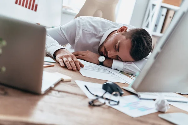 Empresário Cansado Deitado Mesa Escritório Dormindo — Fotografia de Stock