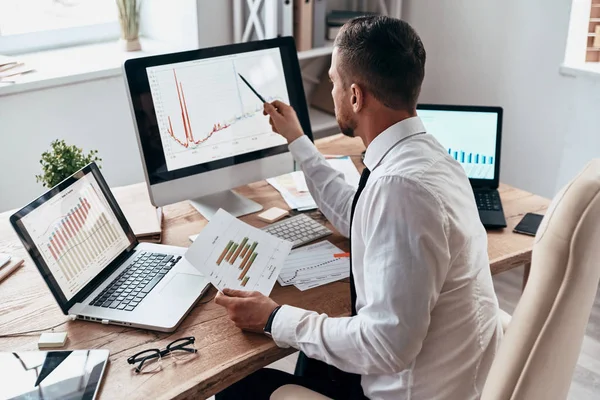 Achteraanzicht Van Zakenman Vergelijking Van Gegevens Het Gebruik Van Computer — Stockfoto