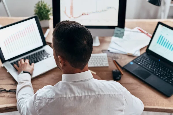 Achteraanzicht Van Zakenman Analyseren Van Gegevens Met Behulp Van Laptops — Stockfoto