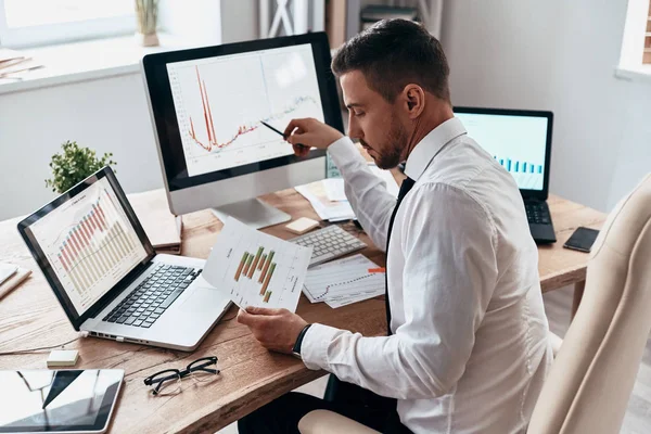 Zakenman Gegevensanalyse Papieren Computer Laptops Office Tabel Vergelijken — Stockfoto