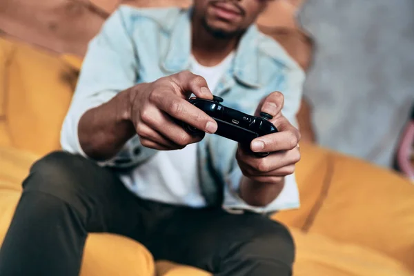 自宅で時間を過ごしながらビデオゲームで遊ぶカジュアルな服で男のトリミングされた画像 — ストック写真