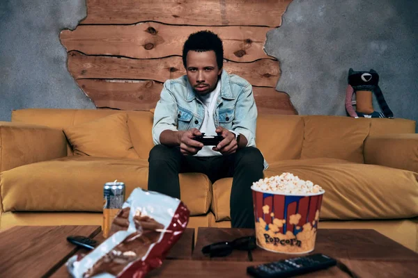 Jovem Concentrado Roupas Casuais Jogando Videogames Enquanto Passa Tempo Casa — Fotografia de Stock