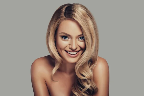 Lächeln Glückliche Blonde Frau Mit Langen Lockigen Blonden Haaren Vor — Stockfoto