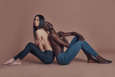 gömleksiz kadınlara karşı kahverengi zemin katta oturan