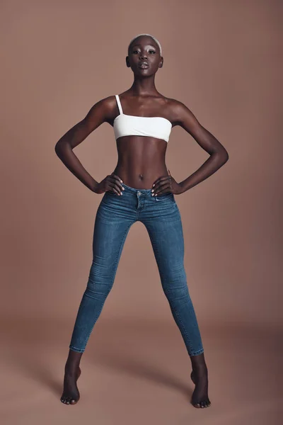 Pełna Długość Atrakcyjna Młoda Kobieta Afrykańska Patrząc Kamery Trzymając Ręce — Zdjęcie stockowe