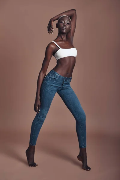 Comprimento Total Jovem Mulher Africana Atraente Olhando Para Câmera Enquanto — Fotografia de Stock