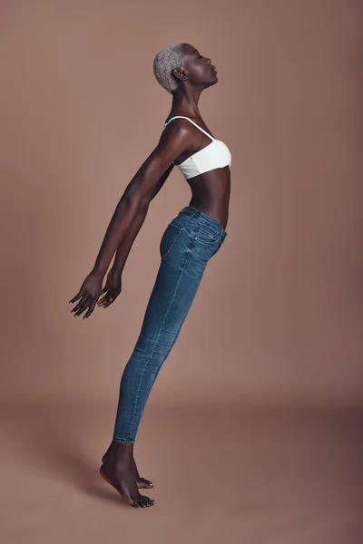 Tam Uzunlukta Olan Çekici Genç Afrikalı Kadın Gözleri Kahverengi Zemin — Stok fotoğraf