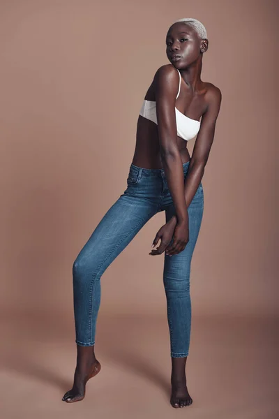 Pełna Długość Atrakcyjna Młoda Kobieta Afrykańska Patrząc Kamery Stojąc Tle — Zdjęcie stockowe