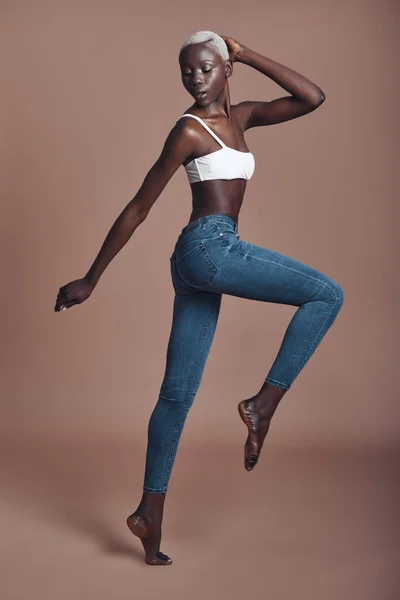 Полная Длина Привлекательной Молодой Африканской Женщины Позирует Стоя Коричневом Фоне — стоковое фото