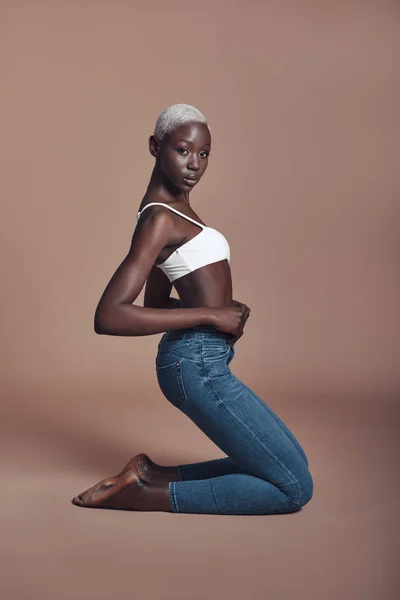 Kahverengi Arka Planı Oturma Denim Jeans Ile Üst Giyiyor Çekici — Stok fotoğraf