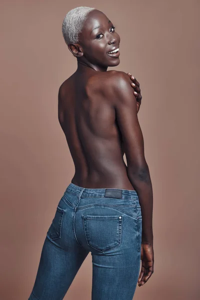 Привлекательная Молодая Африканская Женщина Смотрит Камеру Улыбается Стоя Коричневом Фоне — стоковое фото