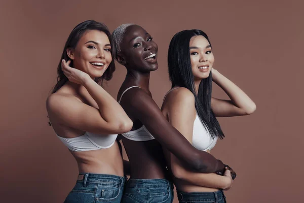 Feliz Sorrindo Três Mulheres Vestindo Sutiãs Posando Contra Fundo Marrom — Fotografia de Stock