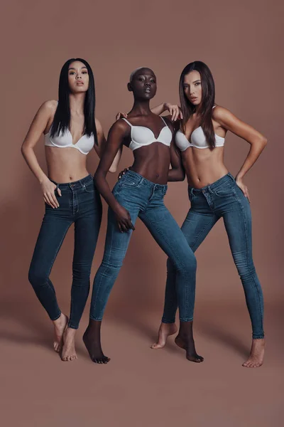 Drei Attraktive Junge Frauen Die Vor Braunem Hintergrund Die Kamera — Stockfoto