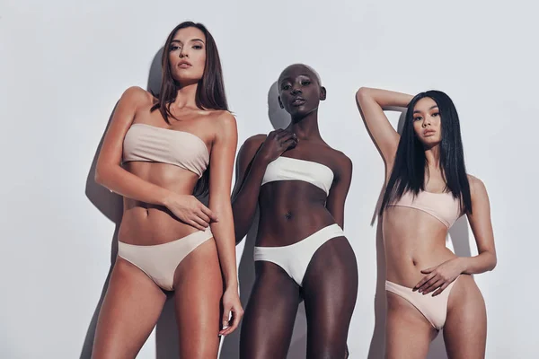 Tres Atractivas Mujeres Raza Mixta Mirando Cámara Mientras Están Pie —  Fotos de Stock
