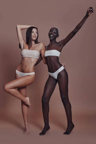 Heureux Souriant Deux Femmes Modèles Posant Lingerie Sur Fond Brun — Photo