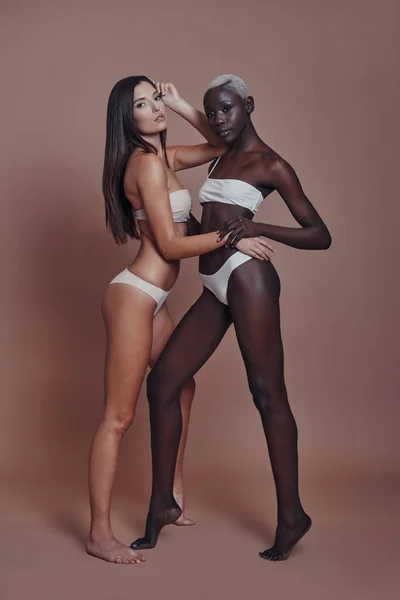 Deux Modèles Femmes Posant Lingerie Sur Fond Marron — Photo