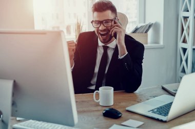 mutlu gülen iş adamı Office'te Akıllı telefonda konuşurken resmi kıyafeti 