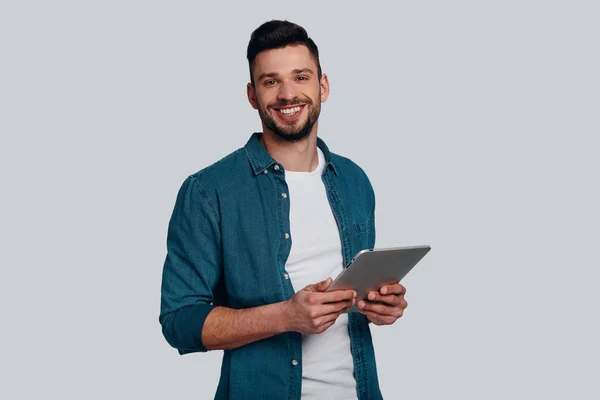 Beau Jeune Homme Holing Tablette Numérique Regardant Caméra Avec Sourire — Photo