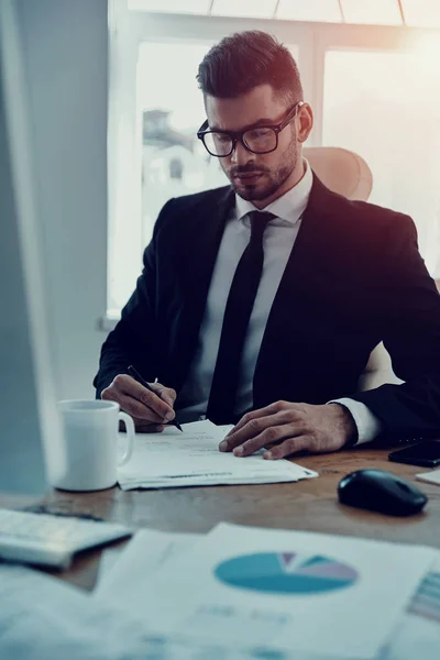 Ernstige Jonge Man Formele Slijtage Invullen Van Formulieren Zittend Office — Stockfoto