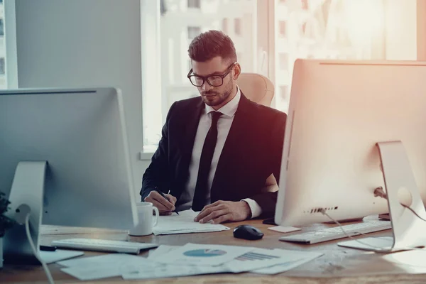 Schöner Junger Mann Formalbekleidung Der Büro Die Formulare Ausfüllt — Stockfoto