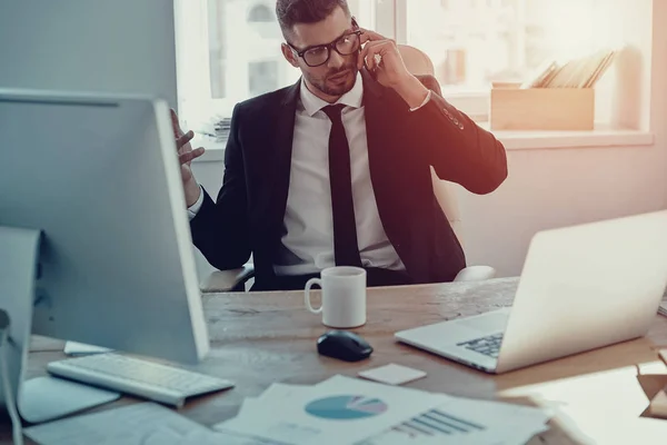 Stilig Ung Man Formalwear Prata Telefon När Sitter Office — Stockfoto