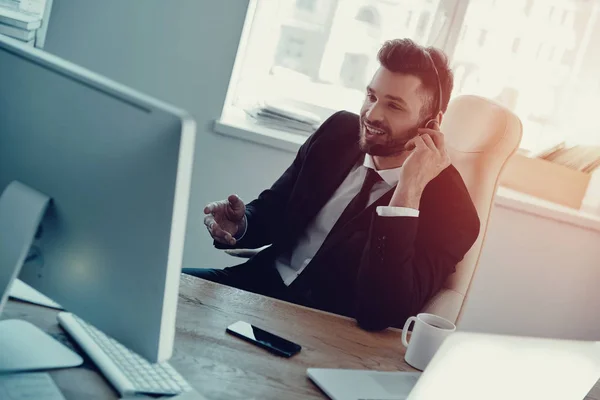 Vista Superior Del Joven Auriculares Hablando Con Cliente Sonriendo Mientras — Foto de Stock