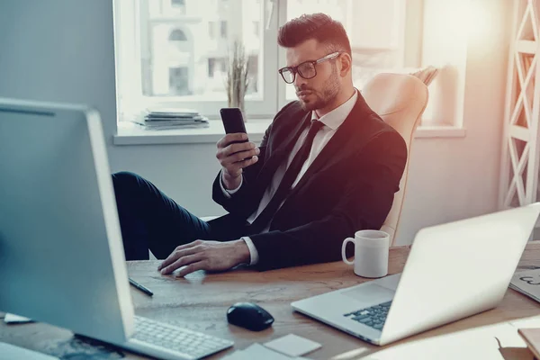 Joven Guapo Ropa Formal Usando Teléfono Inteligente Mientras Está Sentado — Foto de Stock