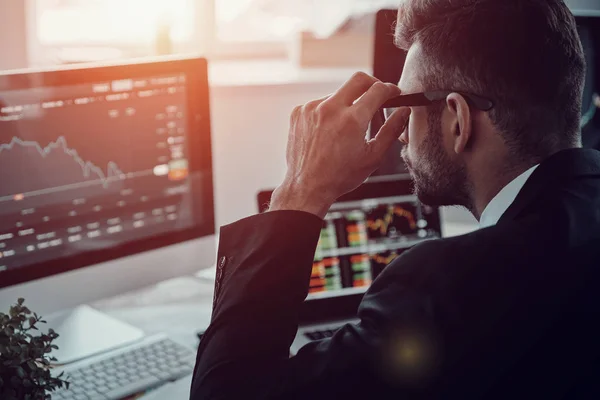 Rückansicht Eines Jungen Geschäftsmannes Formalbekleidung Der Büro Daten Computer Analysiert — Stockfoto