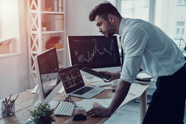 Nachdenkliche Junge Geschäftsmann Formalwear Analyse Von Daten Mit Digitalem Tablet — Stockfoto