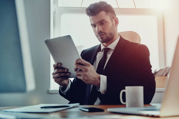 Ofiste Otururken Dijital Tablet Kullanarak Resmi Kıyafeti Düşünceli Genç Adam — Stok fotoğraf