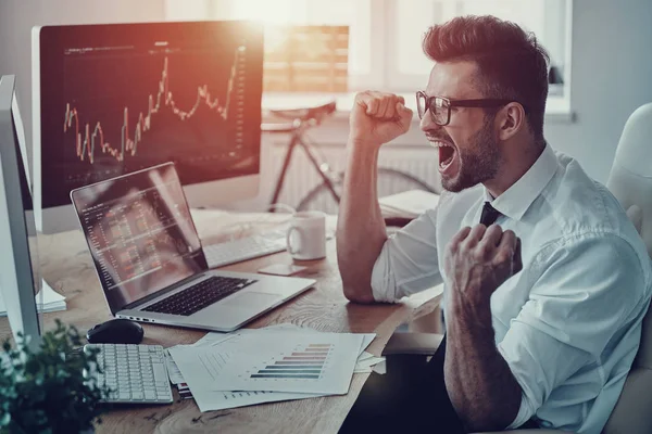 Feliz Hombre Negocios Gritando Gestos Ganar Mesa Oficina Con Computadoras — Foto de Stock