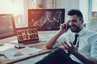 mutlu gülen iş adamı Office'te Akıllı telefonda konuşurken resmi kıyafeti 