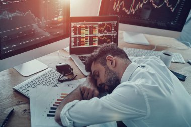 Overworked işadamı ofiste otururken uyuyor