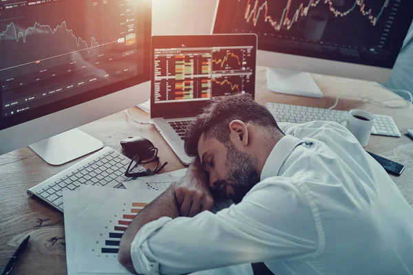 Überlasteter Geschäftsmann Schläft Büro — Stockfoto