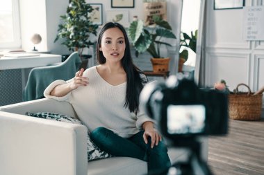 Aklından geçeni konuşuyor. Güzel genç kadın onu blog için yeni video yaparken bir şey açıklayan