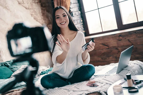 Influenciador Moderno Hermosa Mujer Joven Probando Sombras Ojos Sonriendo Mientras —  Fotos de Stock