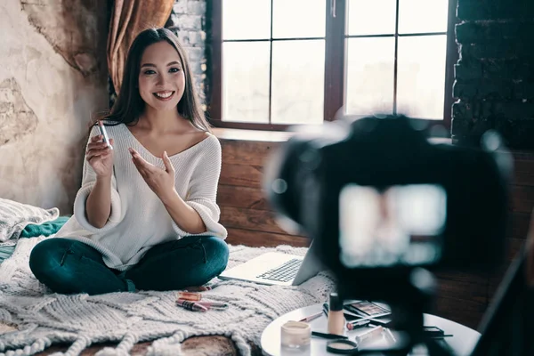 Produktvorteile Teilen Schöne Junge Frau Hält Lippenstift Und Lächelt Während — Stockfoto