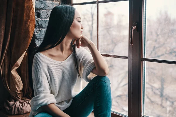 Estoy Pensando Ello Atractiva Joven Mujer Manteniendo Mano Barbilla Mirando —  Fotos de Stock